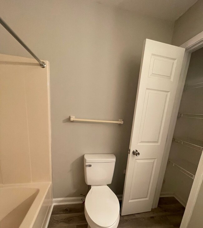 Building Photo - AVAILABLE NOW 3 bedroom, 2 bath with garag...