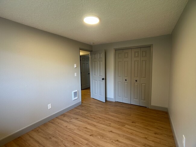 Building Photo - 5500 NE 41st Ave