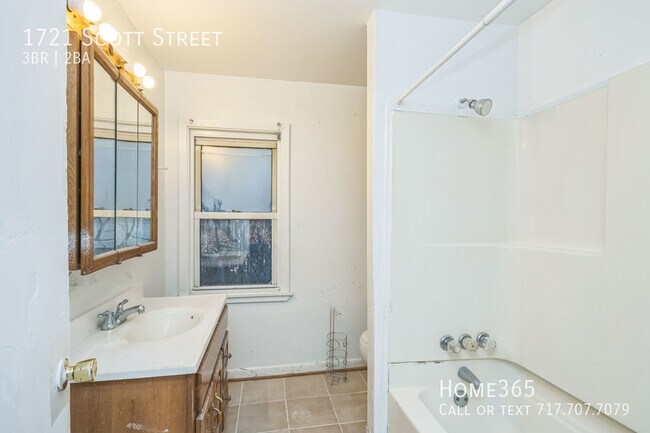 Building Photo - 1721 Scott St