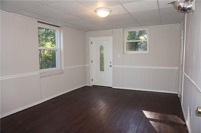 Building Photo - 2477 Creekview Dr SW