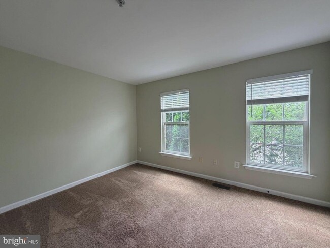 Building Photo - 605 Tivoli Rd