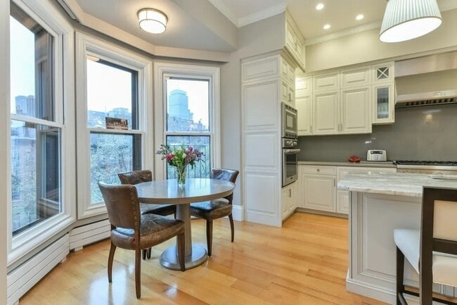 Building Photo - 216 Beacon St