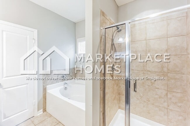 Building Photo - 440 Tree Line Dr