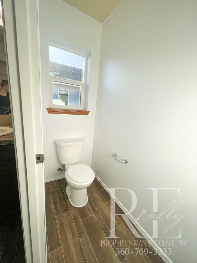 Building Photo - Spacious 3 bedroom