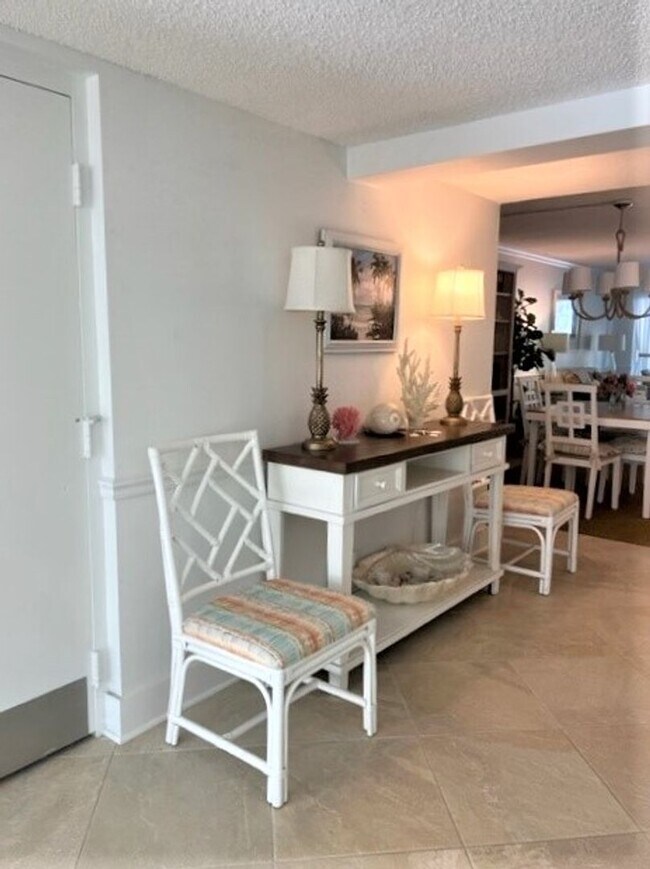 Building Photo - 2BR/2BA Ground Level Condo in Venice Ave C...