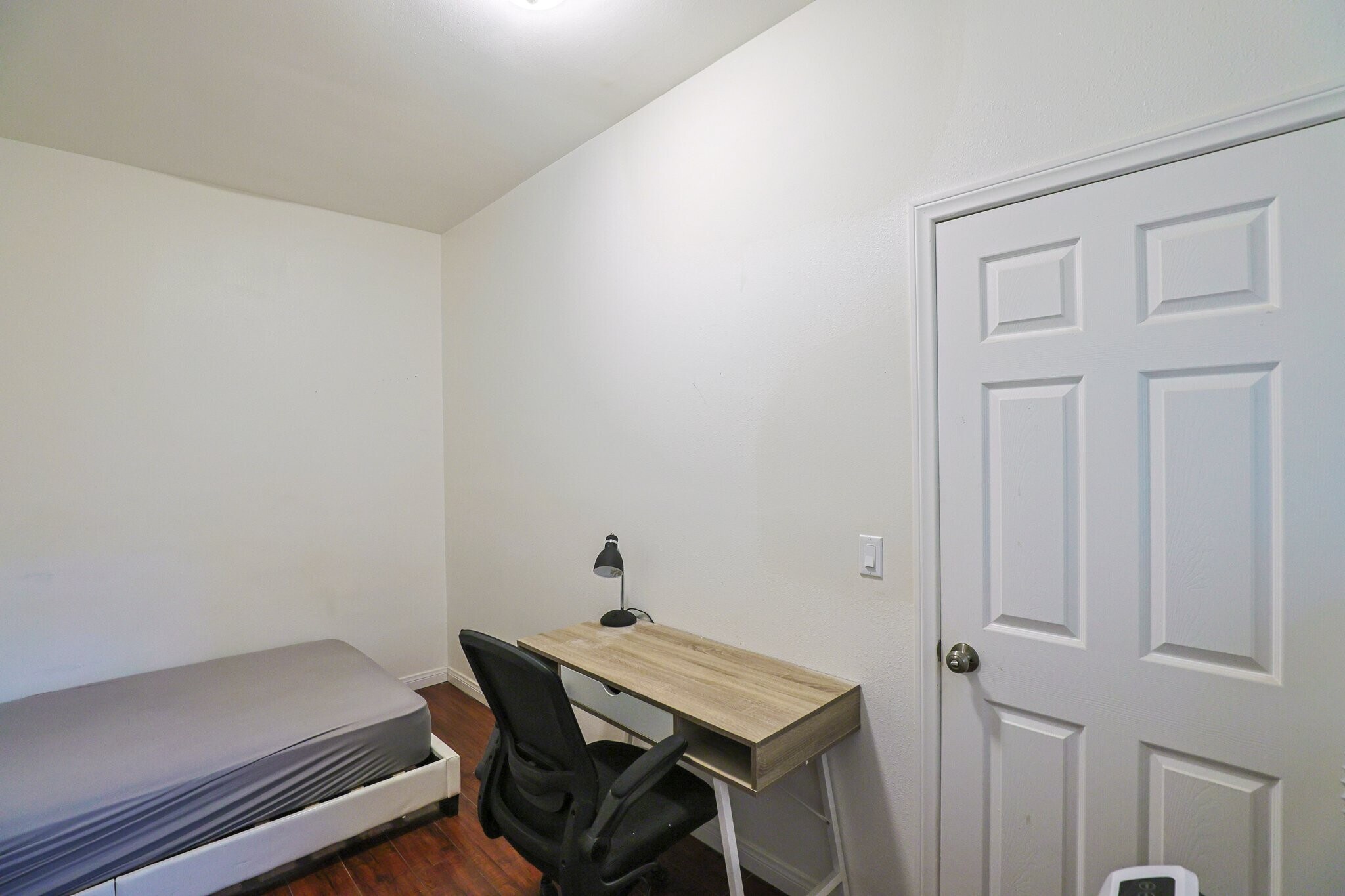 Building Photo - 2626 S Budlong Ave