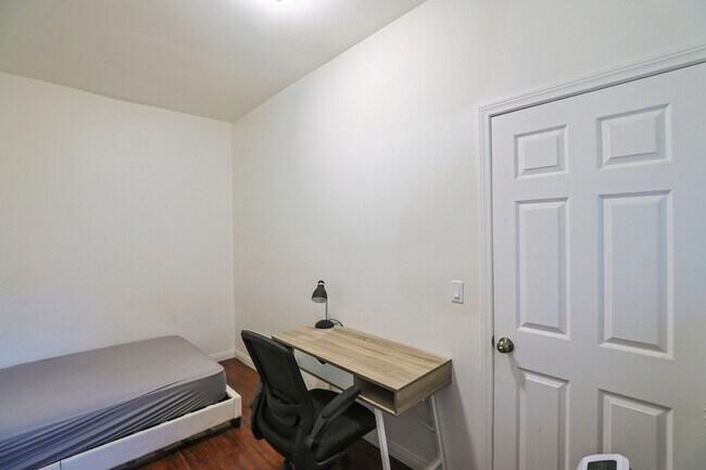 Building Photo - 2626 S Budlong Ave