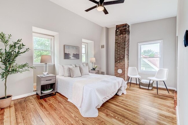 Building Photo - 2 Level Condo with parking, close to metro, utilities included!