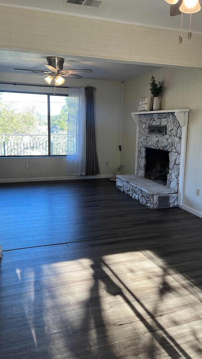 Building Photo - 12003 Lakeshore S