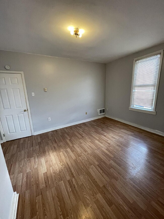 Building Photo - 456 Woodlane Ave