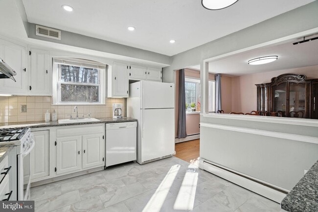 Building Photo - 426 E Hinckley Ave