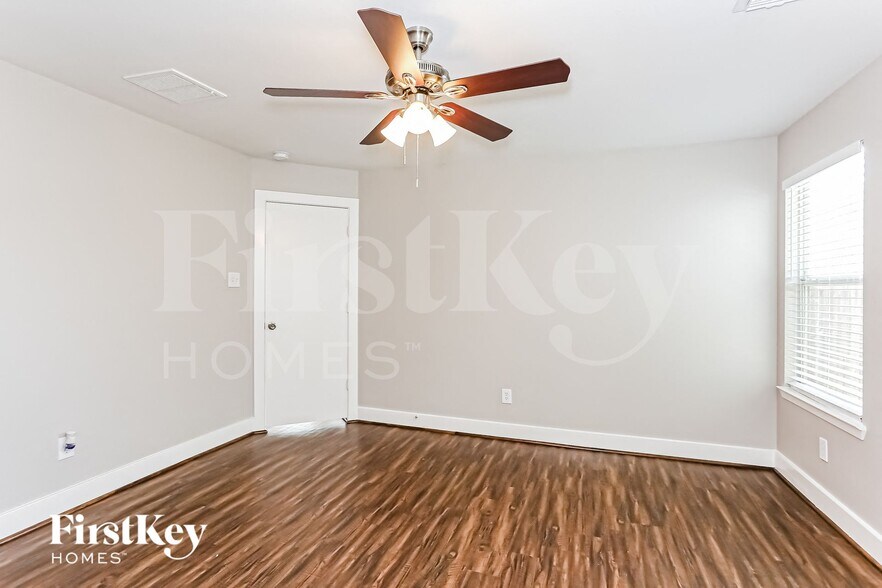 Building Photo - 20730 Settlers Lake Cir N