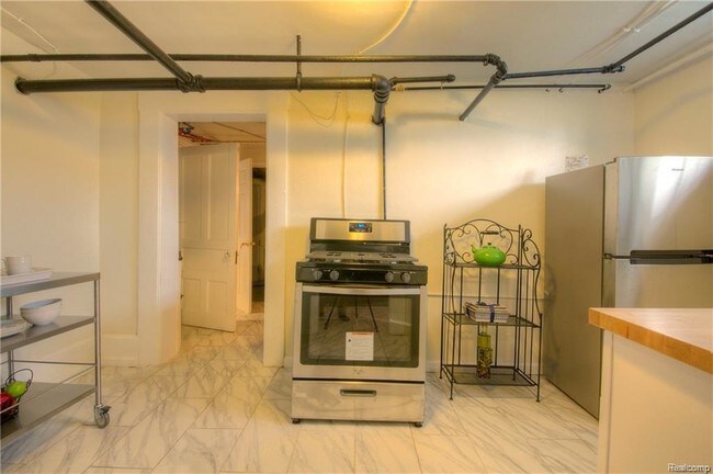 Building Photo - 22 Edison St