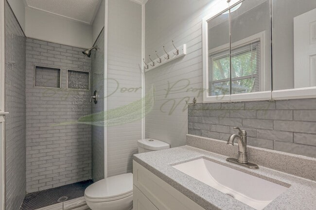 Building Photo - LOTS OF NATURAL SUNLIGHT!!!