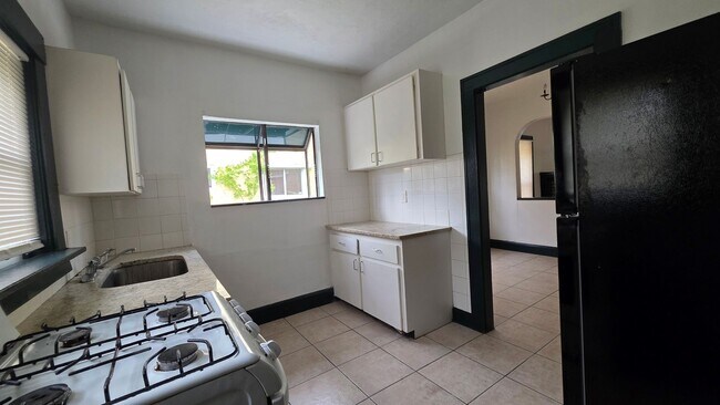 Building Photo - 2 Bedroom 1 Bath Cottage