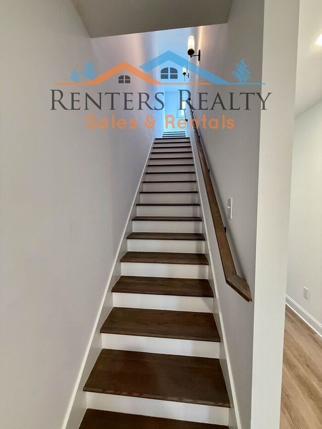 Building Photo - Stunning 3 Bedroom with Rooftop Terrace