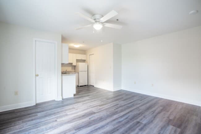 Building Photo - Beautiful Efficiency Apartment in the Heart of Beautiful Umatilla