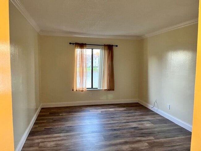 Building Photo - 1 Bedroom 2nd Floor Condo in East Orlando with Laminate Flooring and Scenic Balcony View!