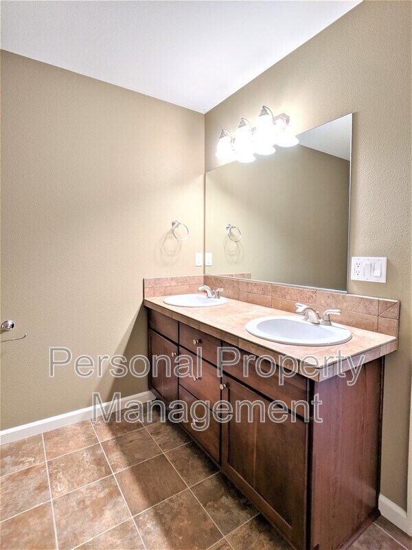 Building Photo - 10405 NE 98th Ave