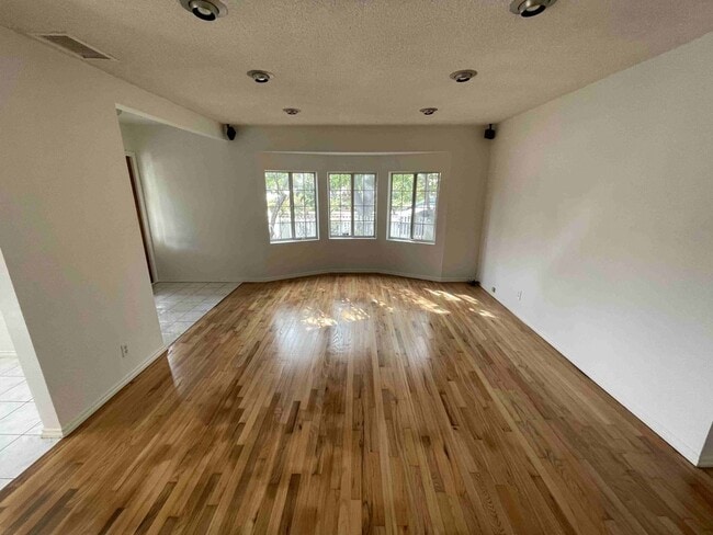 Building Photo - CENTRALLY LOCATED HOME IN BEVERLYWOOD!