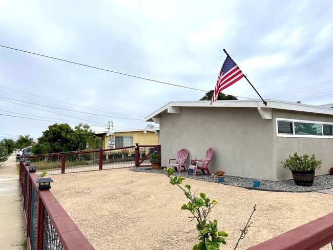 Building Photo - Great 4B/2BA Home w/ Fenced in Front Yard ...