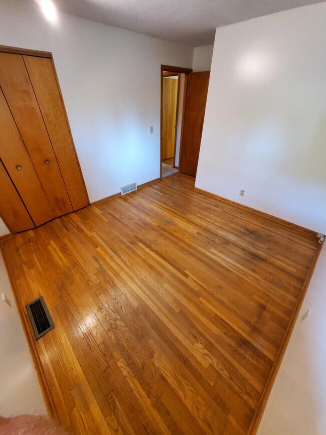 Building Photo - 6814 Ravenwood Ave NW