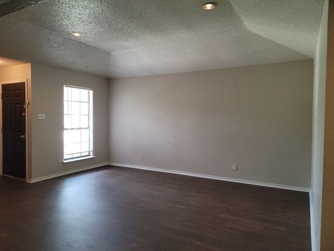 Building Photo - Duplex in Saginaw 2 bedrooms 1 bath