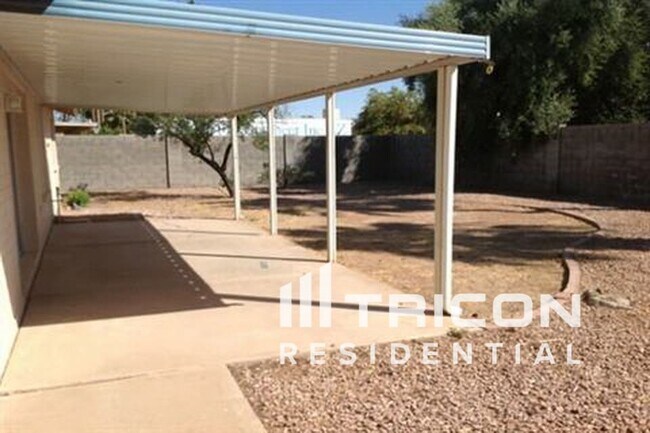 Building Photo - 3224 N Woodburne Dr