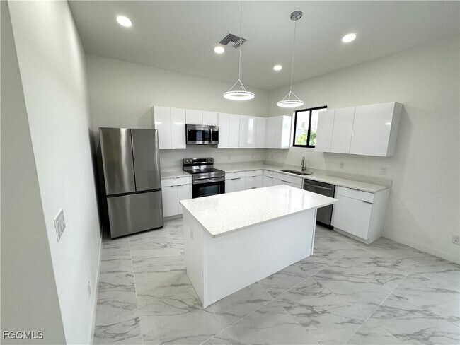 Building Photo - 1247 Kismet Pkwy W