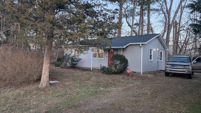 Building Photo - 2 bedroom 1 bath home near Lake Julian in Arden, convenient location, Year-long lease $1600 a month.