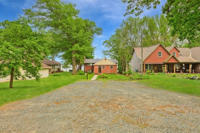 Building Photo - Rare green lake lake home for long term re...