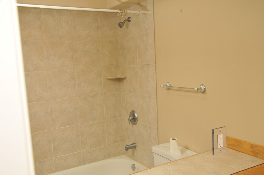 master bath (en suite) - 5040 Ivanhoe Pl NE