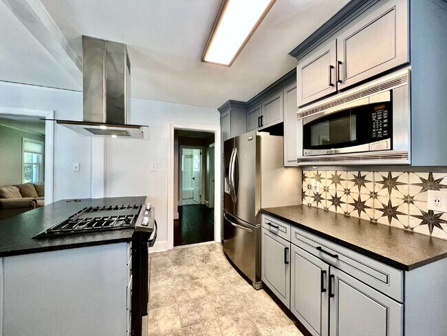 Building Photo - Picturesque 3 Bedroom House!