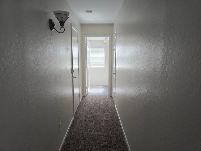 Building Photo - Gorgeous cul-de-sac home right off the gol...
