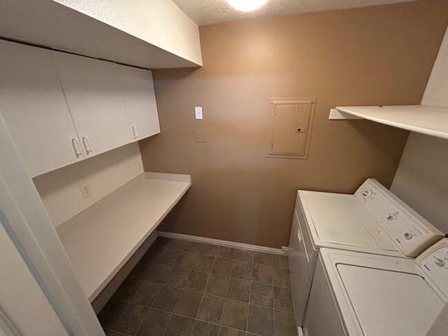 Building Photo - 8088 N Ridge Loop W