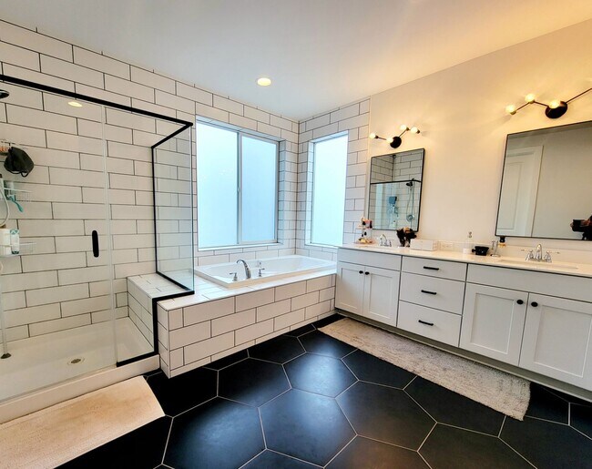 Building Photo - Spacious, Modern and Immaculate 4 bedroom, Convenient Location in Poulsbo