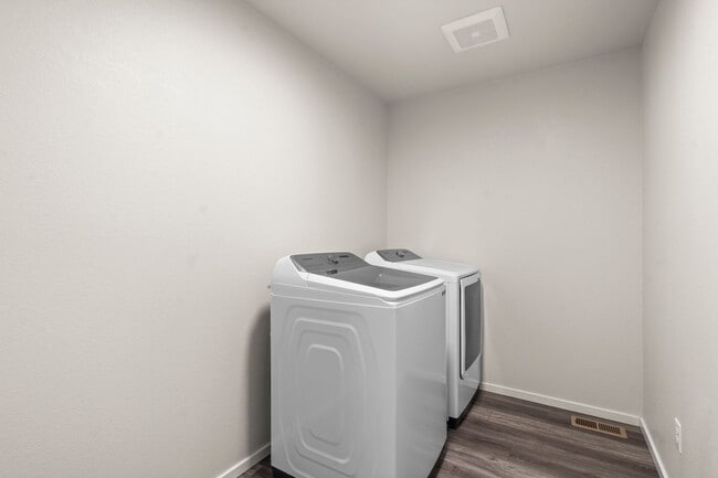Building Photo - Available Now - Newer end unit townhome: 3...