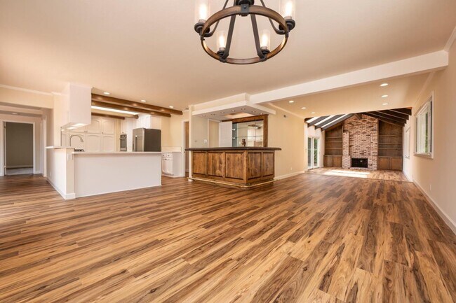 Building Photo - 1394 Manzanita Dr