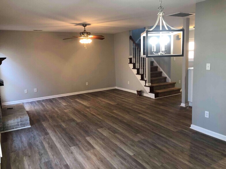 Building Photo - 9105 Kings Canyon Dr