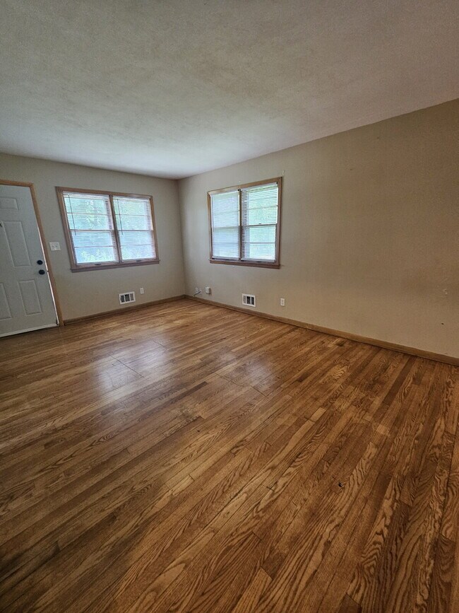 Building Photo - 409 W Linden Ave