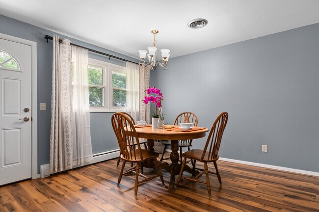 Building Photo - 733 W 4th St