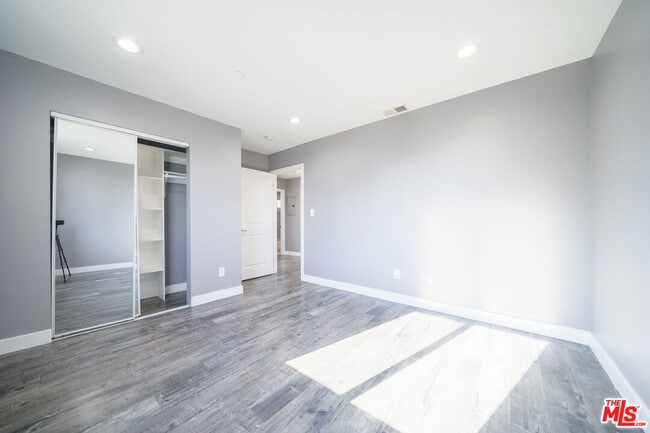 Building Photo - 629 W 83rd St