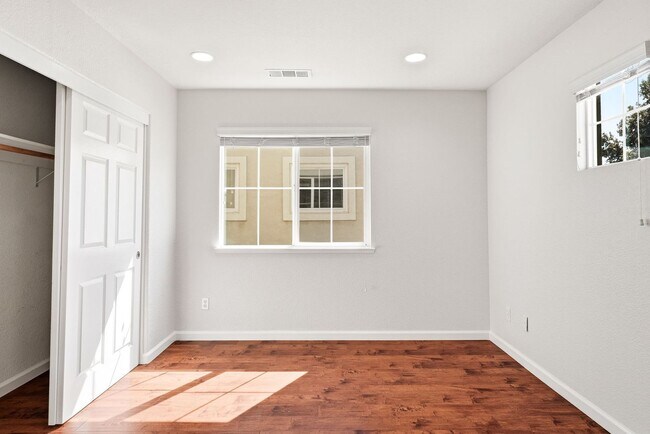 Building Photo - Beautiful single 4 Bed, 2.5 Bath Family Home in Quiet Neighborhood!