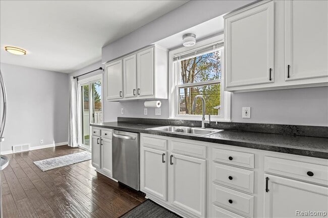 Building Photo - 1016 Amelia St