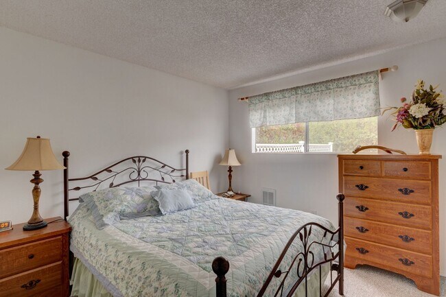 Building Photo - Fully Furnished 2 Bed 1 Bath Condo (Water/Sewer/Trash included)