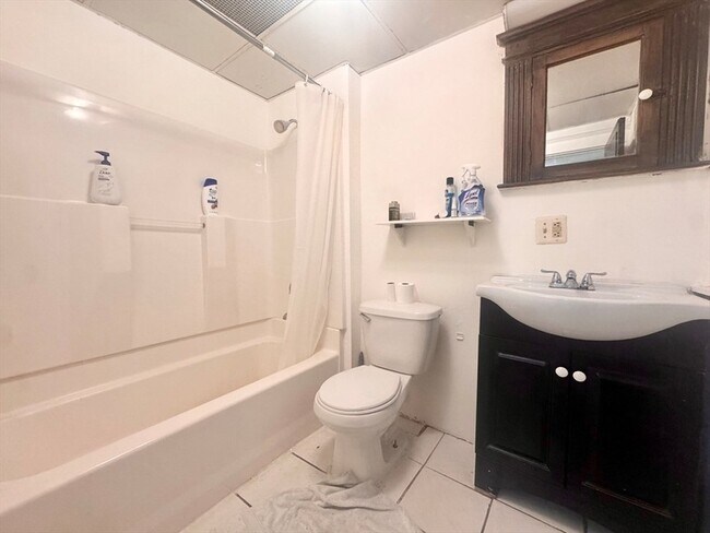 Building Photo - 384 Riverway