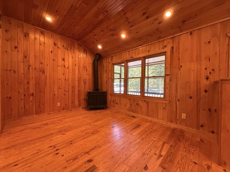 Building Photo - 303 Pine Ln