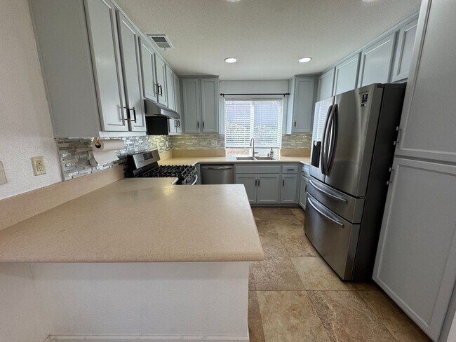 Building Photo - Townhome for Rent