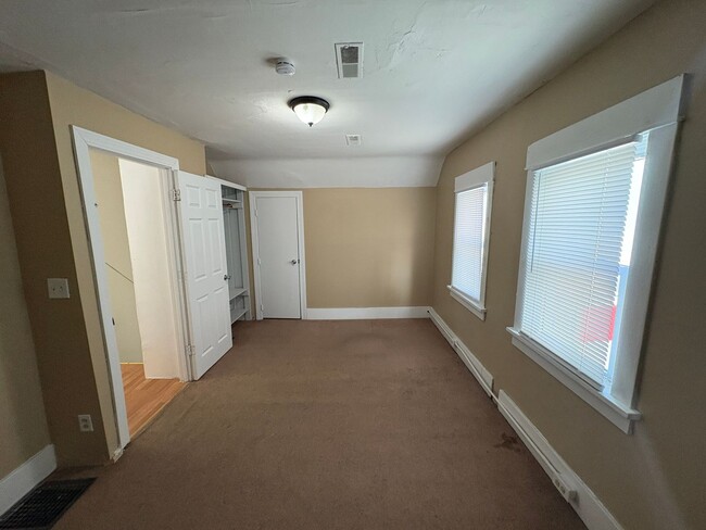 Building Photo - Home w/ Huge 2-stall Garage