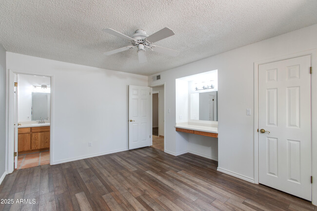 Building Photo - 1119 E Balboa Dr